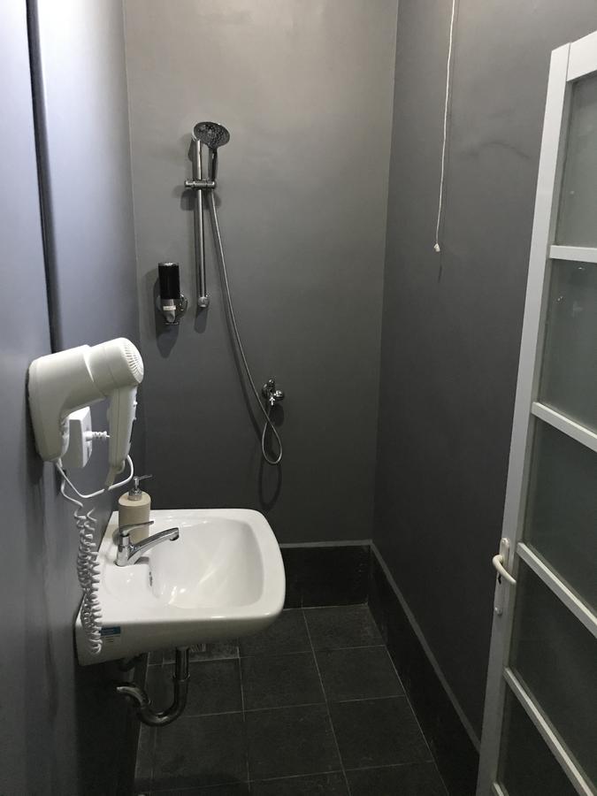 Nine Dollar Hostel Легиан Экстерьер фото